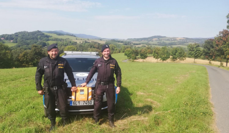 Muž zkolaboval při návštěvě známého. Život mu zachránili policisté s defibrilátorem