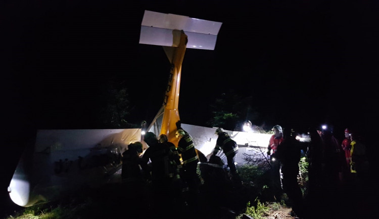Pád ultralightu se dvěma lidmi na palubě. Oba pád přežili, záchranáři je transportovali do nemocnice