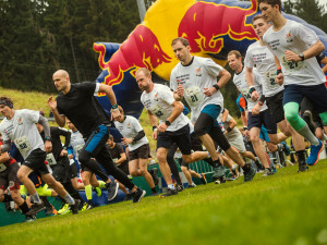 Pokořit strmý kopec se rozhodli i olympionici. Red Bull 400 přivítal Choupenitche i beachvolejbalové duo