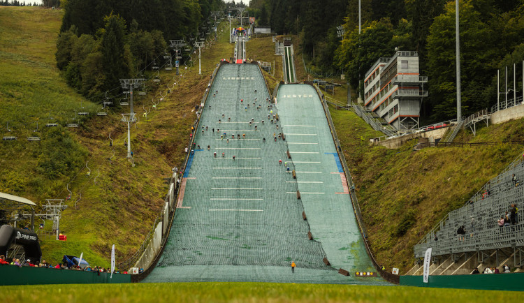 Pokořit strmý kopec se rozhodli i olympionici. Red Bull 400 přivítal Choupenitche i beachvolejbalové duo