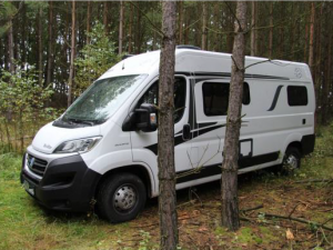 V Německu ukradl obytnou dodávku, zaparkoval ji v pískovně v Novém Městě