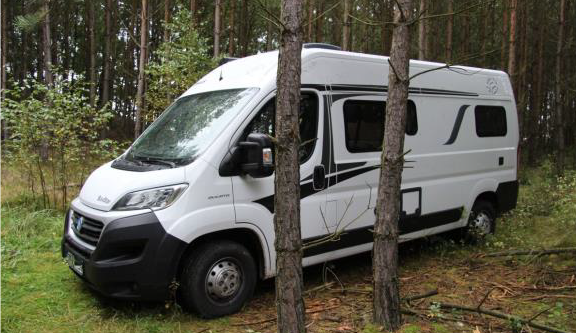 V Německu ukradl obytnou dodávku, zaparkoval ji v pískovně v Novém Městě