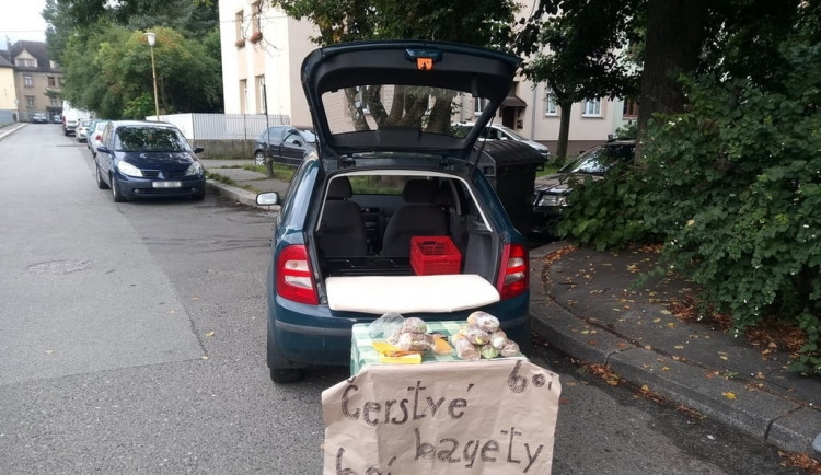 Čerstvé bagety za 60. Muž pod vlivem drog je před školou prodával rovnou z auta