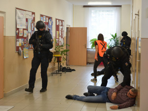 Tváří v tvář teroristům. Učitelé se při cvičení postavili ozbrojeným útočníkům