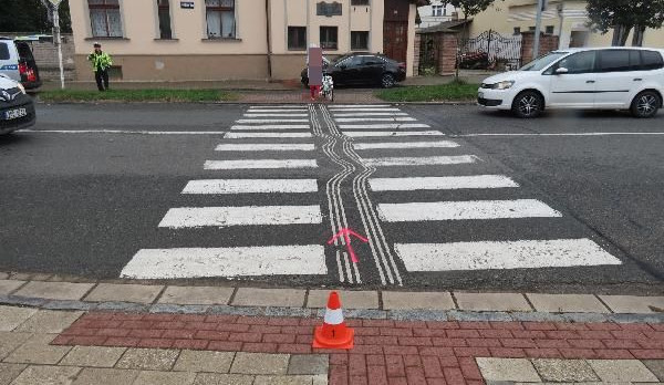 Policie pátrá po řidičce, která v Hradci na přechodu srazila dvě děti