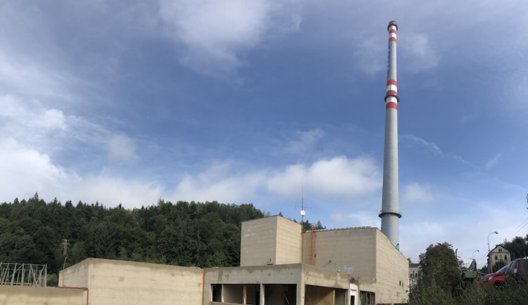 Deset tisíc tun půjde během sedmi sekund k zemi. Komín na Brandlu čeká v sobotu demolice