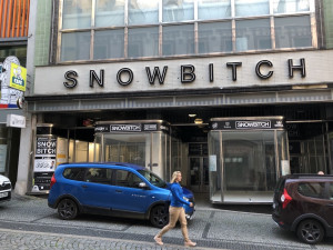 Úřad po čtyřech letech rozhodl, nápis Snowbitch musí zmizet. Jenže obchod už skončil