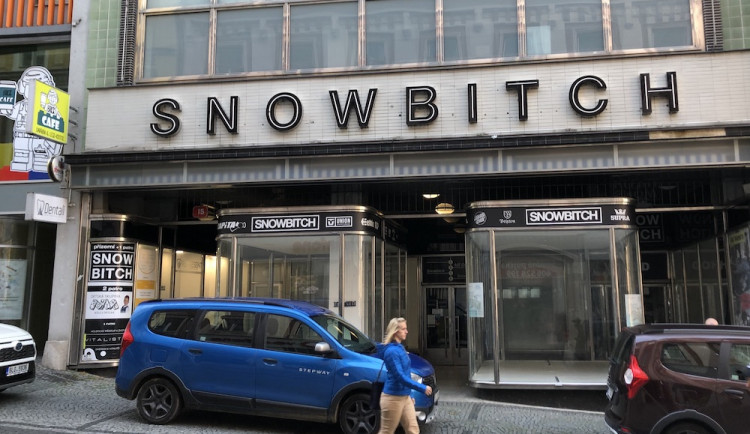 Úřad po čtyřech letech rozhodl, nápis Snowbitch musí zmizet. Jenže obchod už skončil