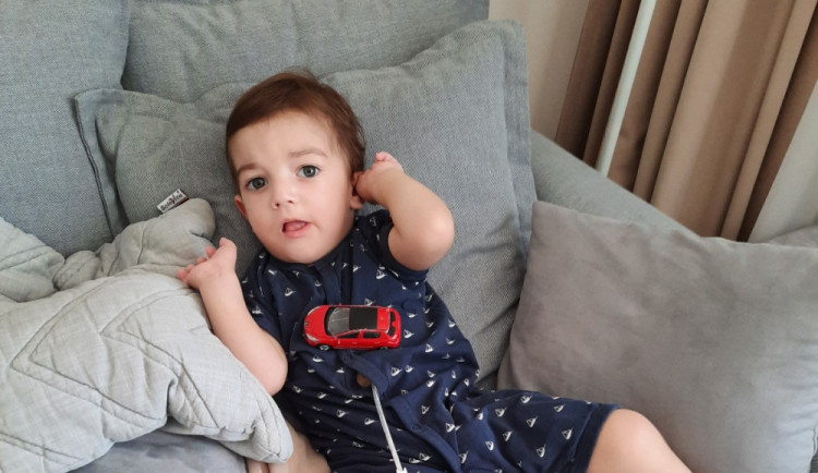 Dobrá věc se podařila, na Honzíka dárci přispěli více než pět milionů korun. Jsme velmi dojatí a šťastní, vzkazují rodiče