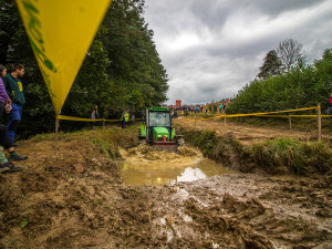 I traktor může být srdcovka. O víkendu se závodilo na profi strojích i samodělech