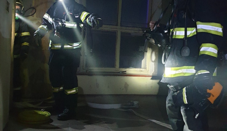 Hasiči likvidovali požár průmyslového objektu v Semilech, vyhlásili druhý stupeň poplachu