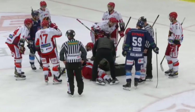 Ošklivé zranění v Benátkách, obránce dostal pukem do obličeje. Hostující trenér zkritizoval domácí