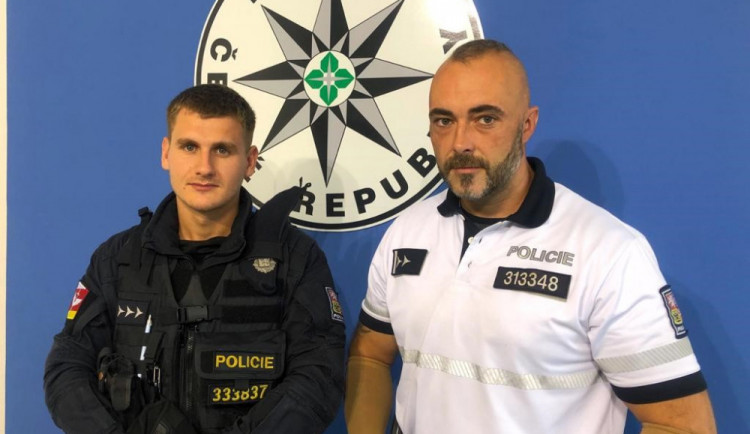 Neváhali ani minutu… Z hořícího objektu zachránili policisté tři děti