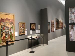 Lázně nabízejí novou výstavu zabývající se antisemitismem. Vstupuje se na ni Bránou zákona