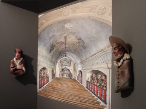 Lázně nabízejí novou výstavu zabývající se antisemitismem. Vstupuje se na ni Bránou zákona