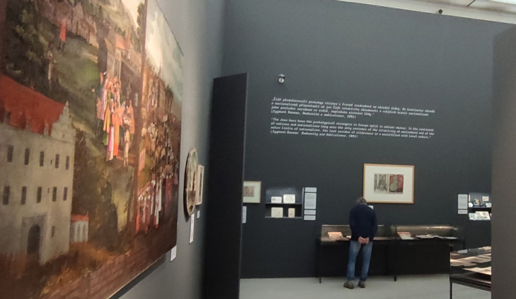 Lázně nabízejí novou výstavu zabývající se antisemitismem. Vstupuje se na ni Bránou zákona