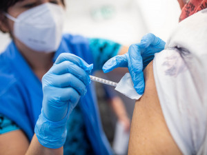 V kraji začalo očkování třetí dávkou. Zájem je mezi zdravotníky i veřejností