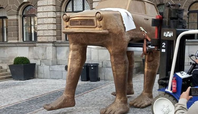 Před radnicí stojí trabant. Slavné umělecké dílo Davida Černého zůstane v Liberci rok