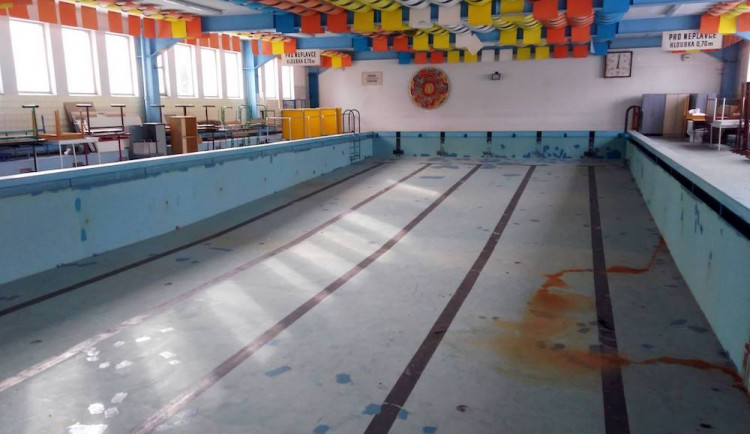 Bazén na Františkově chátrá přes deset let, má šanci na opravu? Město chce v jeho vaně nové třídy