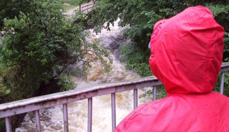 Meteorologové varují silným deštěm a povodněmi. Dorazí v noci na středu