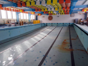 Bazén na Františkově chátrá přes deset let, má šanci na opravu? Město chce v jeho vaně nové třídy