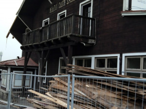 Bourání chaty na Smědavě. Na jejím místě vyroste wellness hotel