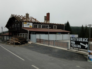 Bourání chaty na Smědavě. Na jejím místě vyroste wellness hotel