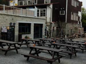 Bourání chaty na Smědavě. Na jejím místě vyroste wellness hotel