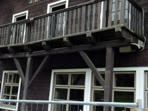 Bourání chaty na Smědavě. Na jejím místě vyroste wellness hotel