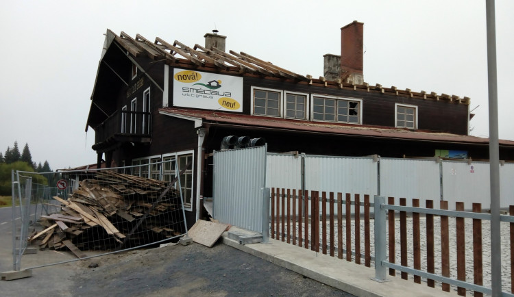 Bourání chaty na Smědavě. Na jejím místě vyroste wellness hotel