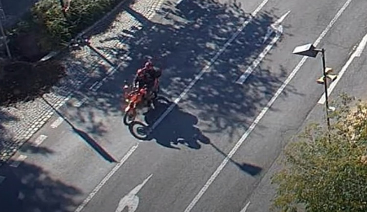 Ujíždějící lupiče zachytila kamera