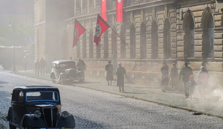 Josefov zaplavily hákové kříže. Natáčí se tu historický film Martha