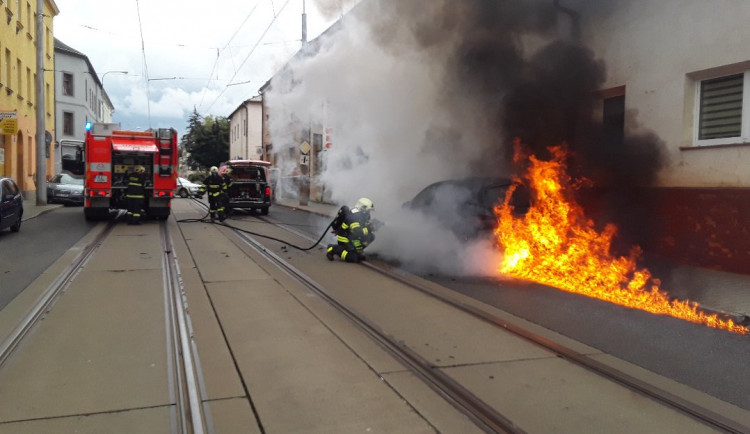 Výbuchy a oheň v Hanychovské ulici. Shořelo tam osobní auto