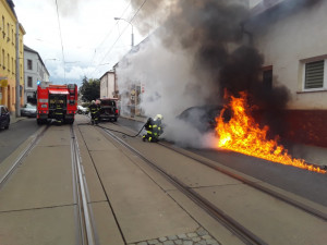 Výbuchy a oheň v Hanychovské ulici. Shořelo tam osobní auto