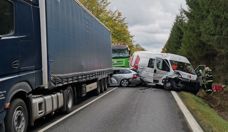 Hromadná nehoda uzavřela silnici u Svoru. Dva zranění