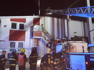 Požár haly v Novinách pod Ralskem. Hasiči oheň zlikvidovali