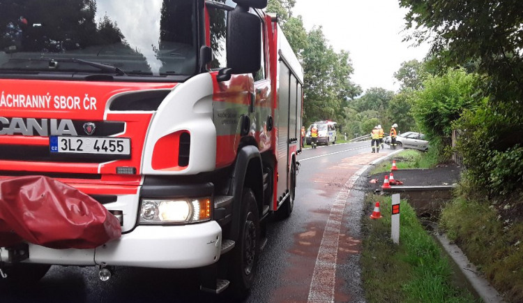 Srážka dvou osobních aut uzavřela silnici I/10. Tři zranění