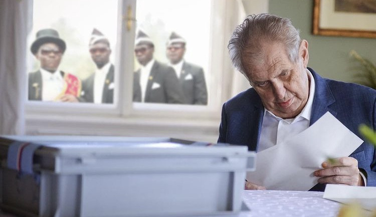 Češi se baví volbami. Letí hlavně černý humor