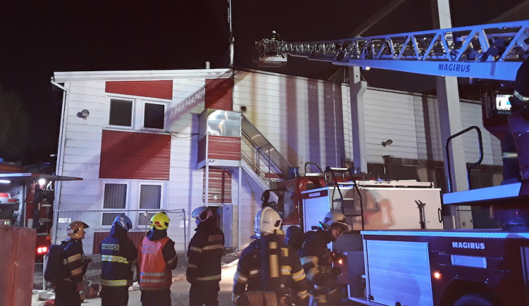 Požár haly v Novinách pod Ralskem. Hasiči požár lokalizovali