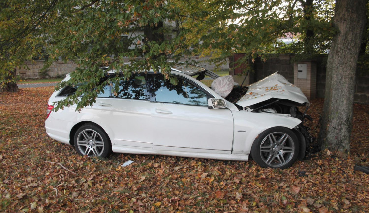 Auto na Českolipsku narazilo do stromu. Řidička na místě zemřela