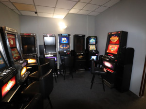 Celníci při razii v Liberci našli samopaly, automaty i hotovost