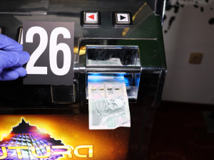 Celníci při razii v Liberci našli samopaly, automaty i hotovost