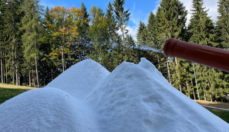 Sníh na Ještědu už v říjnu? Skiareál začal zasněžovat, připravuje si zásoby na zimu