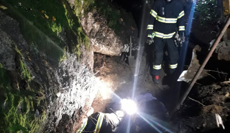 Záchranná akce v Oldřichově. Pes zůstal hodiny zaklíněný ve skalách