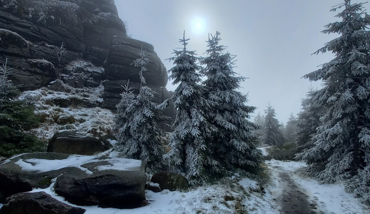 První sníh dorazil i do Jizerek. Na horách mrzlo a sněžilo