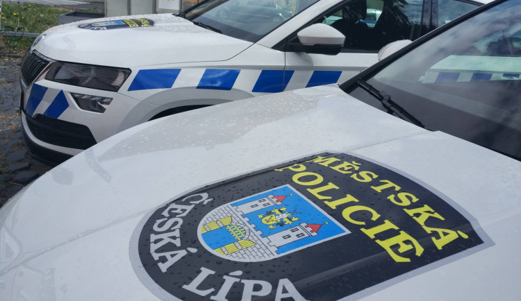 Batole zůstalo zamčené v autě. Strážník mu přes sklo pustil Prasátko Peppu