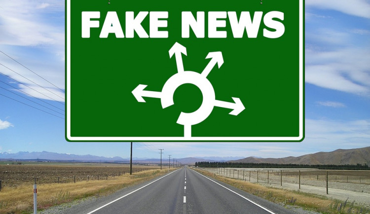 Fake news nás nemají přesvědčit o lži, dezinformátorům stačí, když nás znejistí