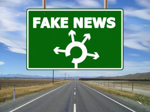 Fake news nás nemají přesvědčit o lži, dezinformátorům stačí, když nás znejistí
