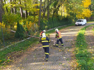 Silný vítr láme stromy. Frýdlantsko je bez proudu, vlak narazil do stromu