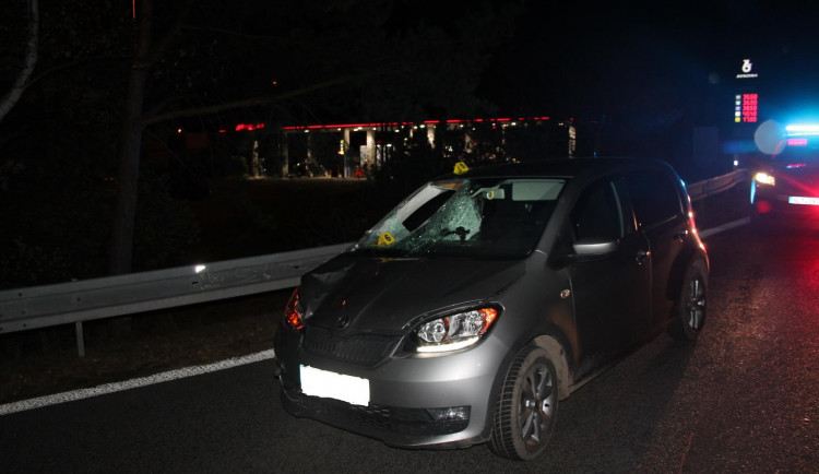 Vážná nehoda poblíž benzínky u Jestřebí. Auto tam srazilo chodce